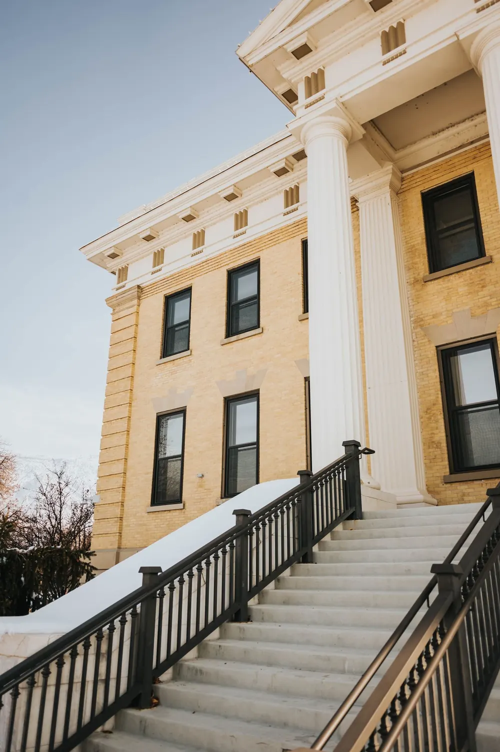 A courthouse with columns and steps